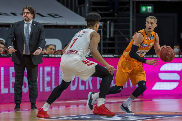 深圳队与后卫孙浩钦达成两年保护合同协议 球员上赛季任队长场均贡献7分