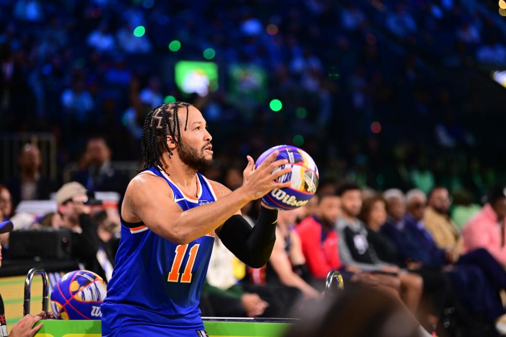 马龙现身瑞士观战高尔夫比赛,与詹姆斯邦德海报合影,笑称:008已就位