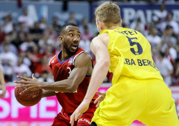 英超赛热刺喜鹊对决 英格兰新帅图赫尔观战开始“点将”.