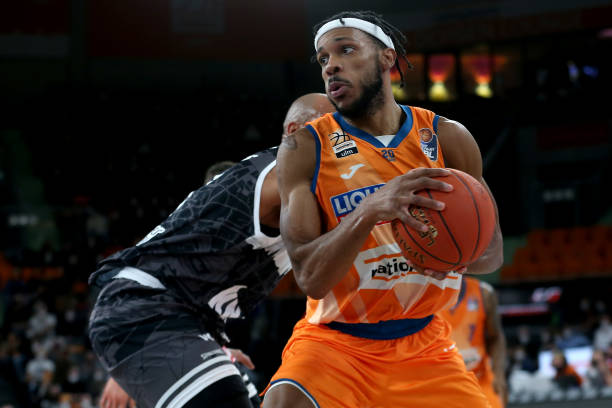 体育拉塞尔超越科比 成为湖人队史单季三分王