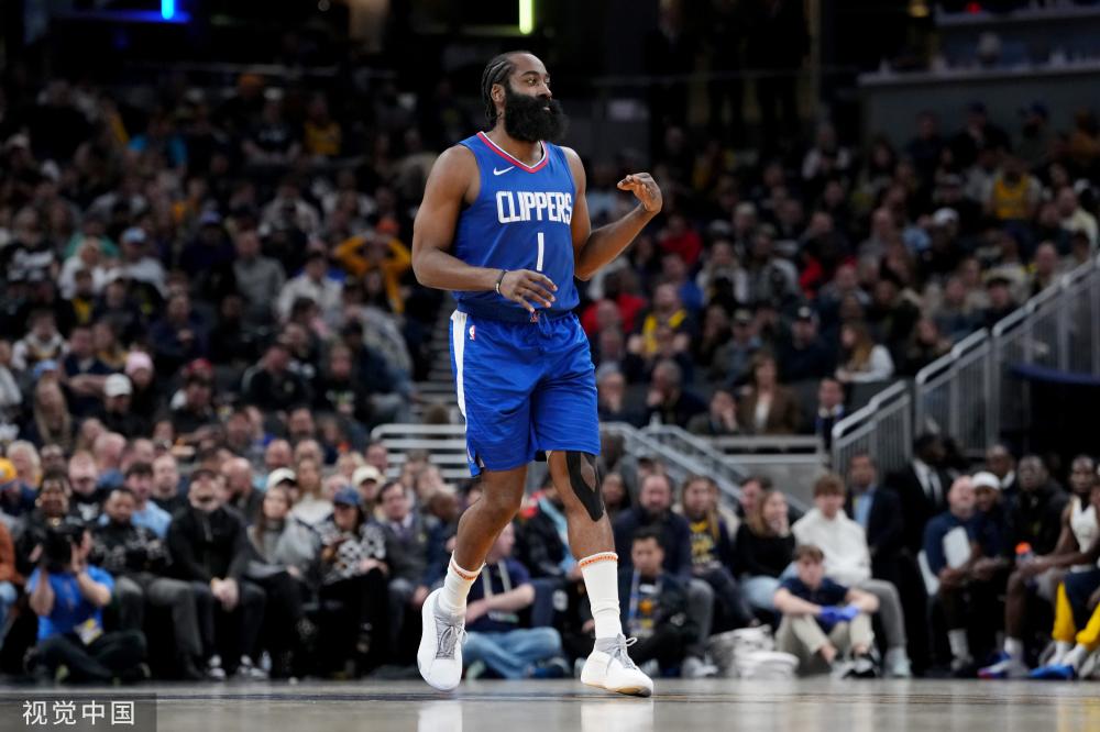 最后5秒，杜兰特三分一箭穿心，奥科吉空中拦截，赛后亚当斯一把抱住狄龙